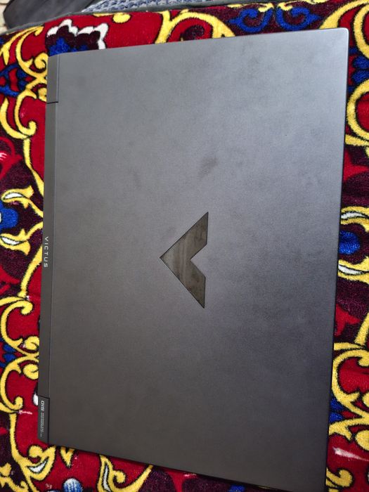 Notebook sotiladi srochni