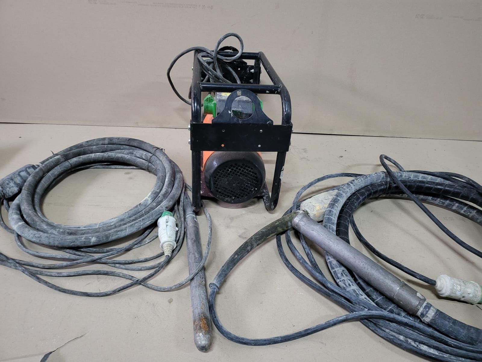 Vibrator de beton CM 25 M