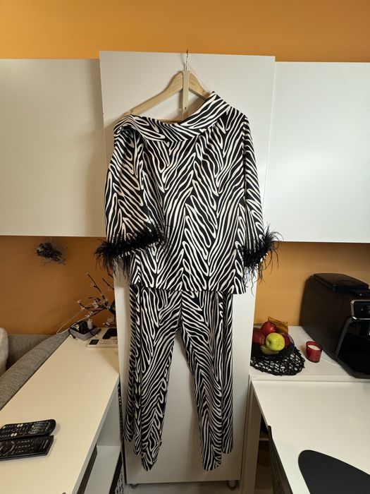 Дамски елегантен сет-панталон и блуза с пера