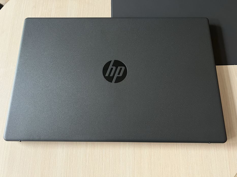 Продавам HP 250 G10 512/12GB-НОВ