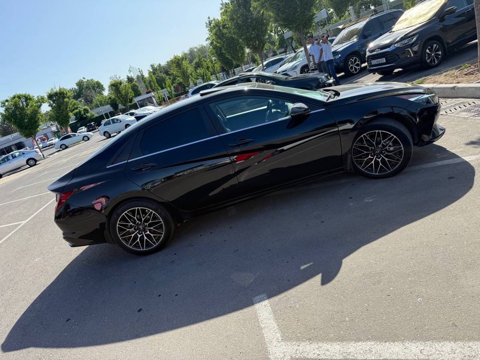 Hyundai elantra sotiladi