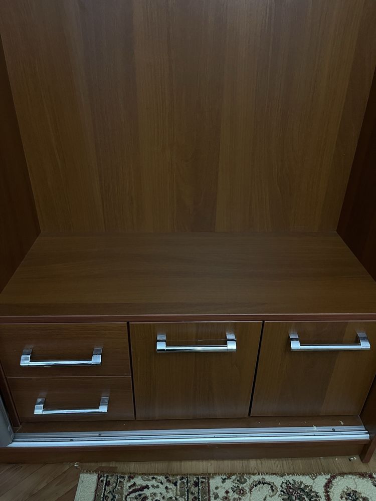 Продается прихожая шкаф