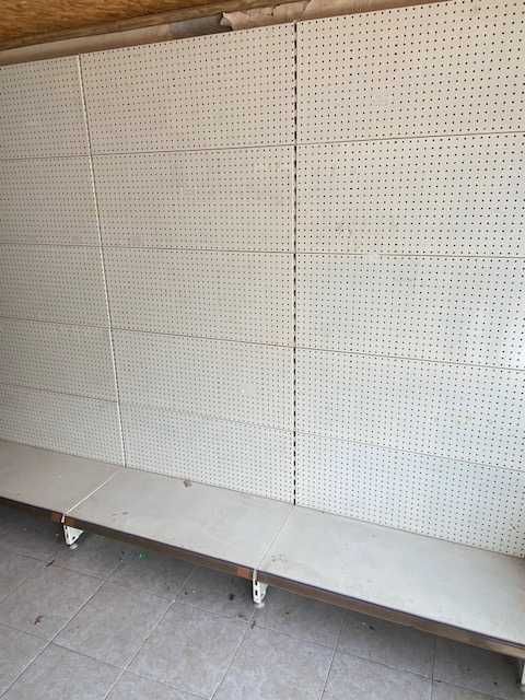 Стелажи за магазин