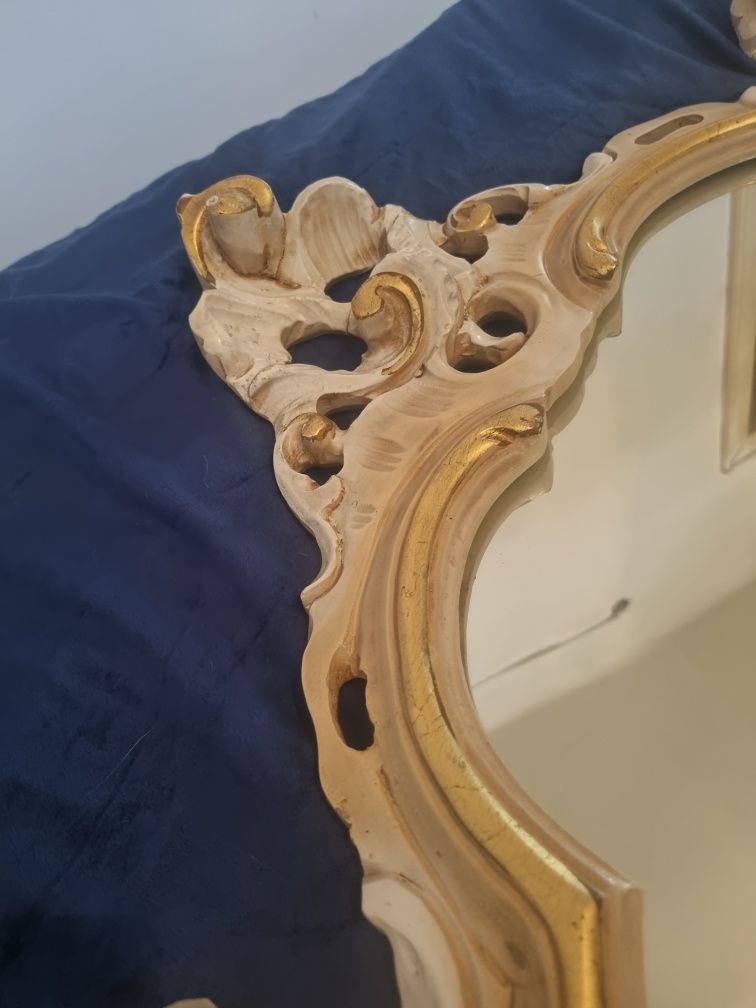 Oglindă din lemn sculptat
