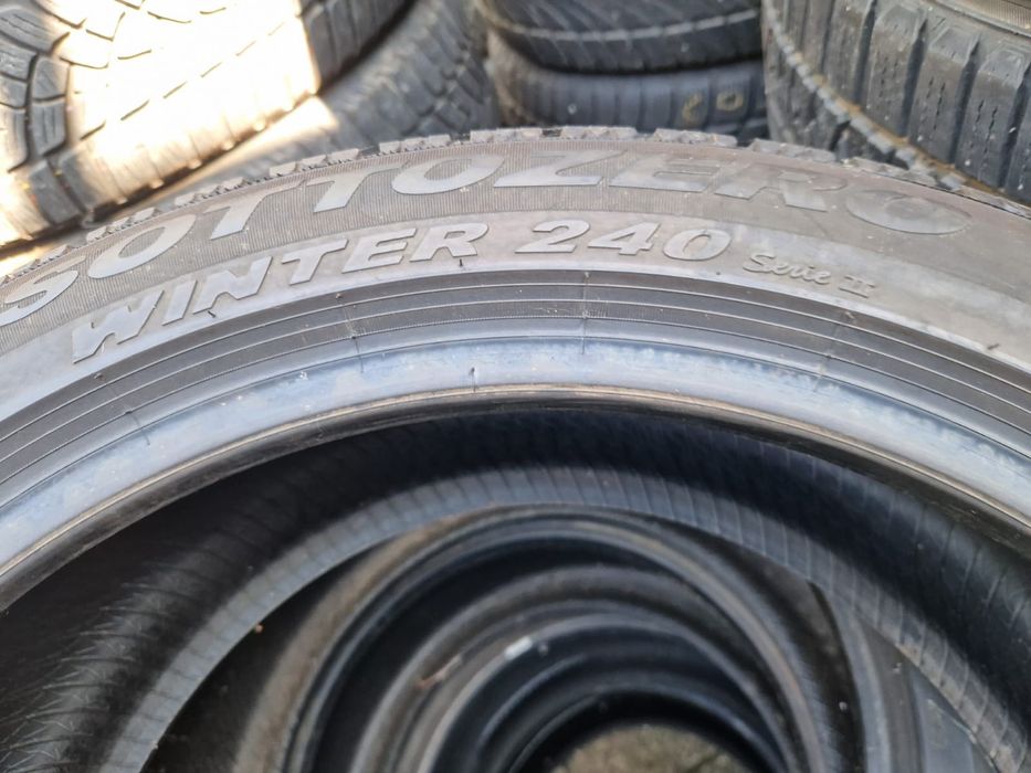 două cauciucuri 235 45 18, de iarnă,m×s