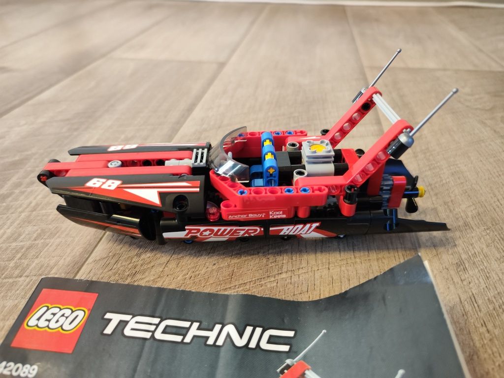 LEGO® Technic - Barca cu motor 42089