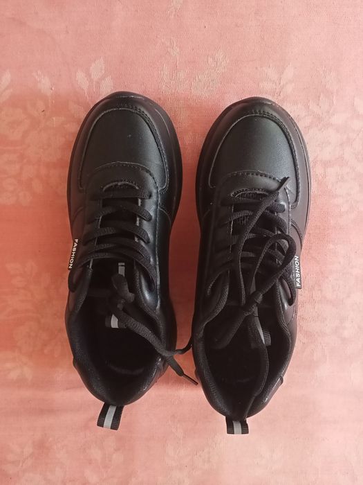 Нови дамски черни маратонки