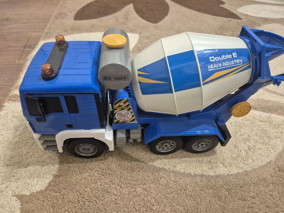 Продам машинки каждая по 2тыс .