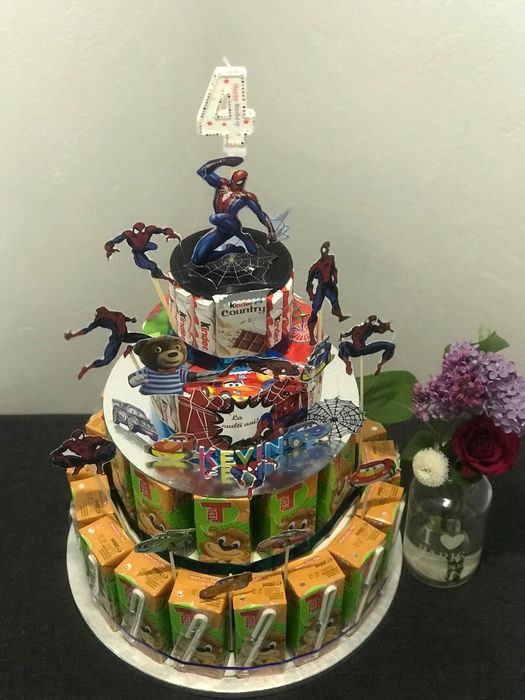 Torturi din dulciuri impachetate