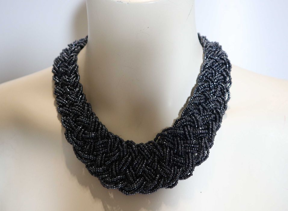 Colier modern din siruri impletite din margele gri metalizat