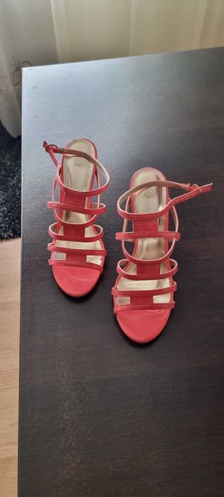 Sandale de dama roz purtate foarte putin Marimea 37