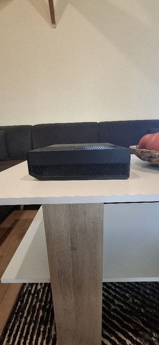 Конзолата Xbox се предлага с контролер и всички кабели.