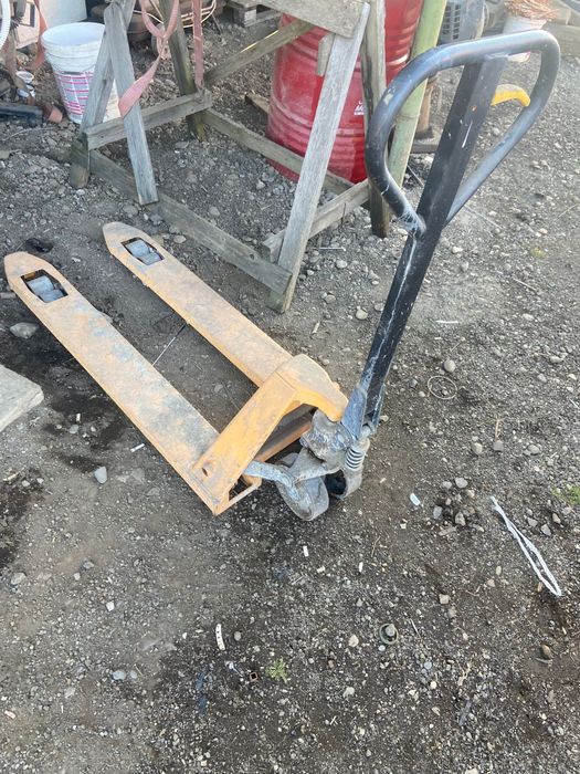 Vând Vibrator pentru beton la 2.20V și Transpalet