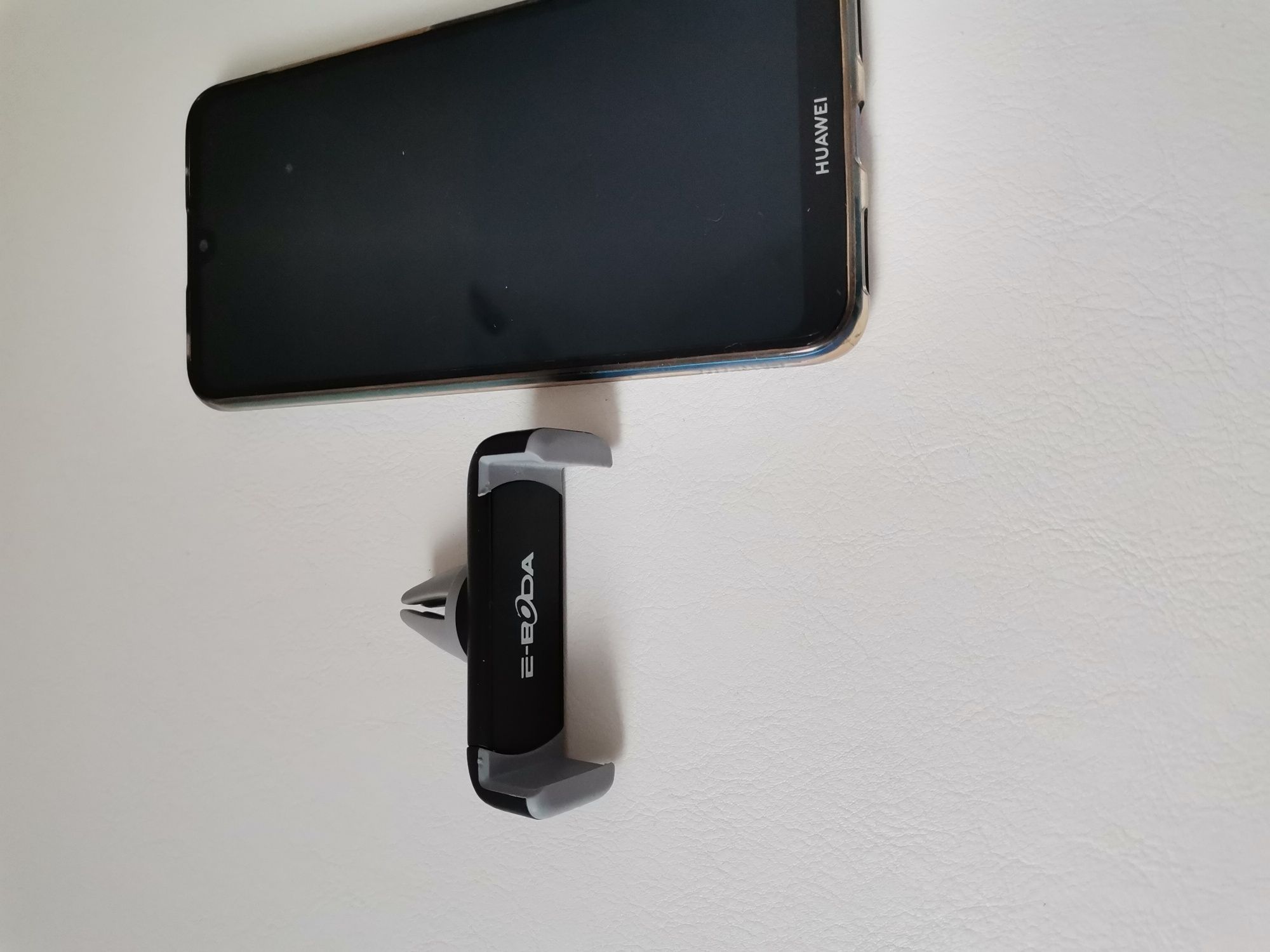 Vand suport auto pentru telefon cu prindere la grila, nou nouț.