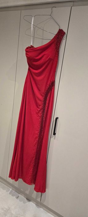 Уникална червена рокля с камъни