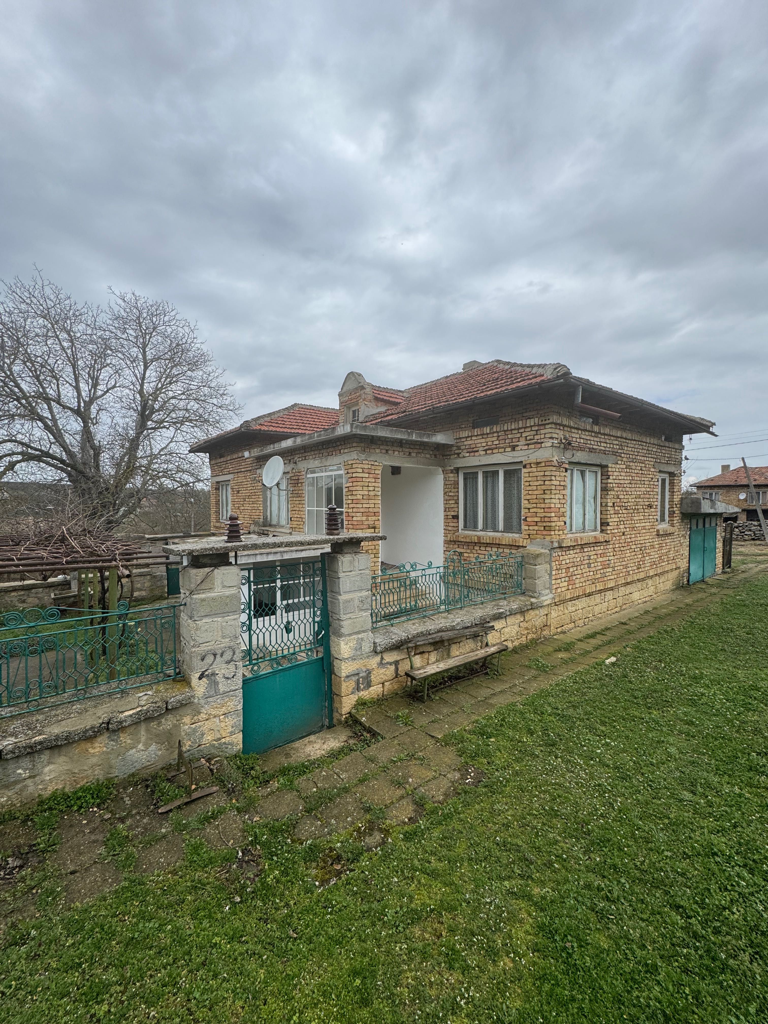 Къща в с. Есеница, общ. Вълчи дол, област Варна.