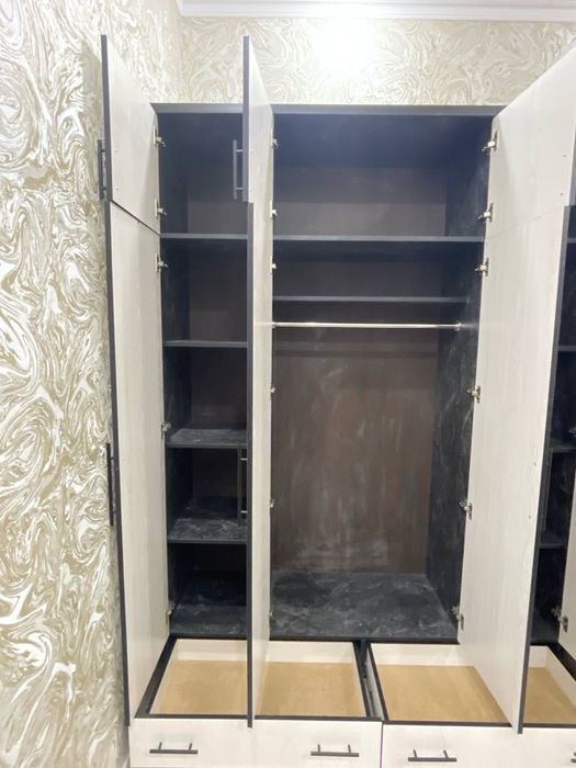 Продаётся вместительный распашной шкаф