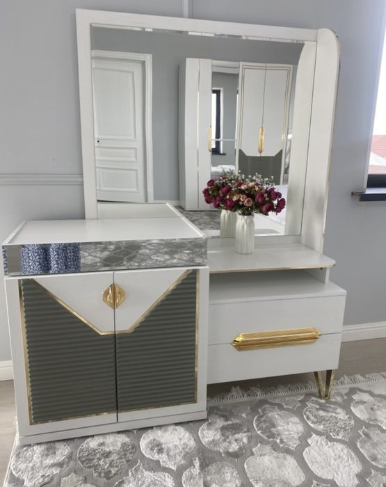 Туалетный столик почти новый купили 2 месяц назад