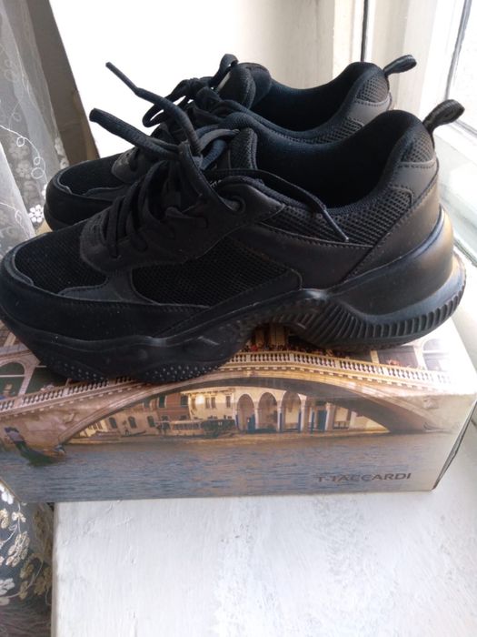 Кроссовки. Женская обувь.