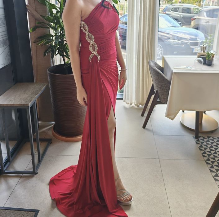 Rochie de ocazie rosie cu detalii pietre