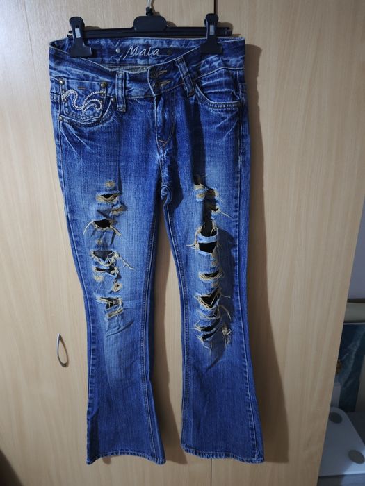 Blugi evazați rupți