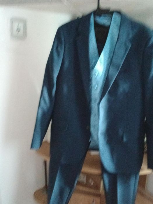 Vând costum albastru