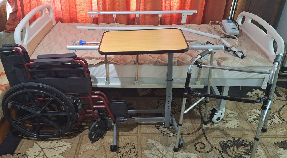 Механично болнично легло ЕРГО/помощна масичка/проходилка/дюшек с калъф