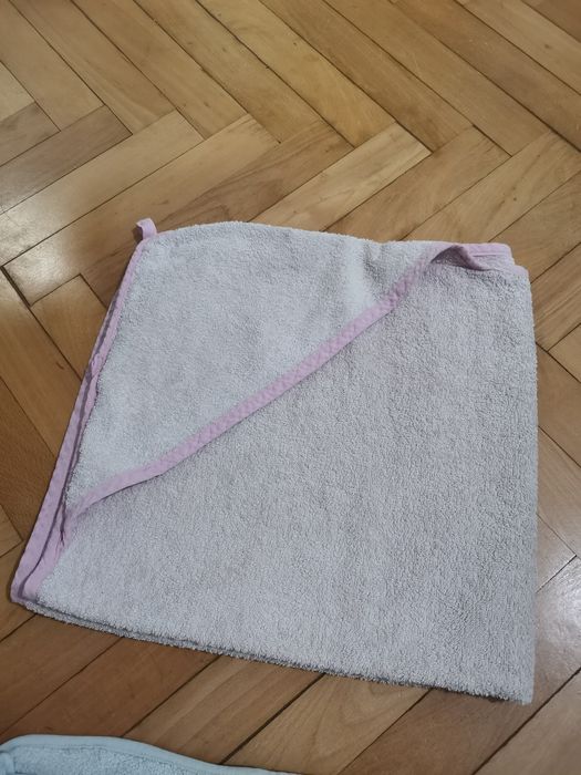 Два броя хавлийки за баня, подарък играчка