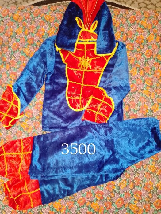 Жаңа жылдық киім сатылады