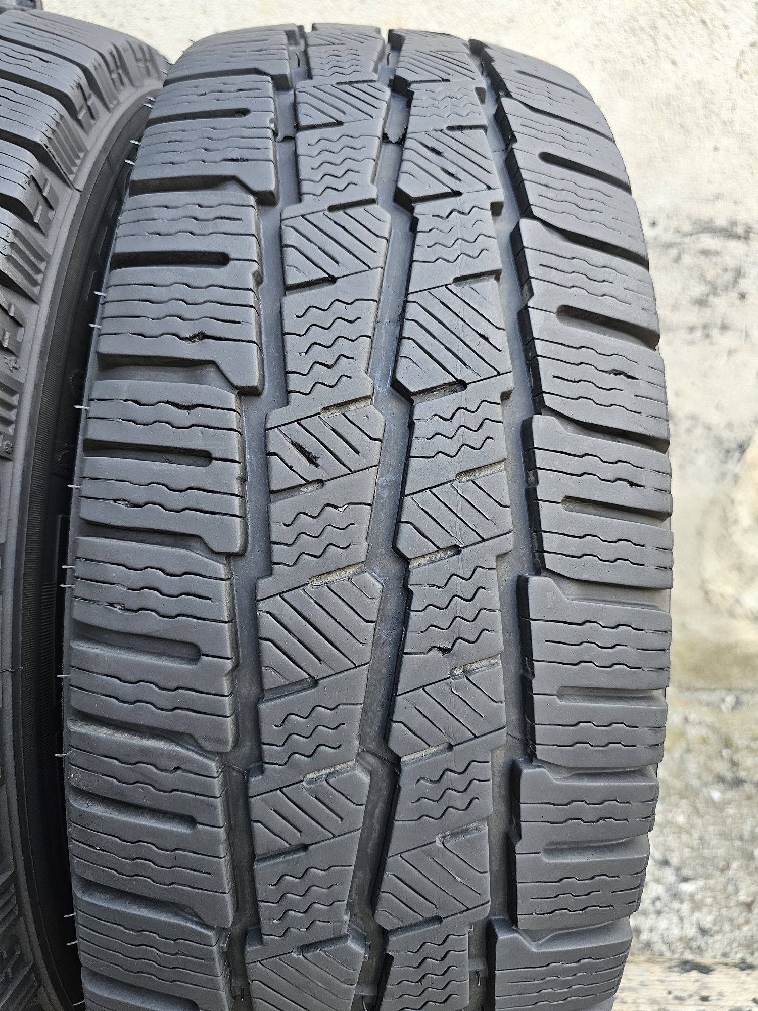 Vând două anvelope de iarna michelin agilis 215 65 16c dot 4122