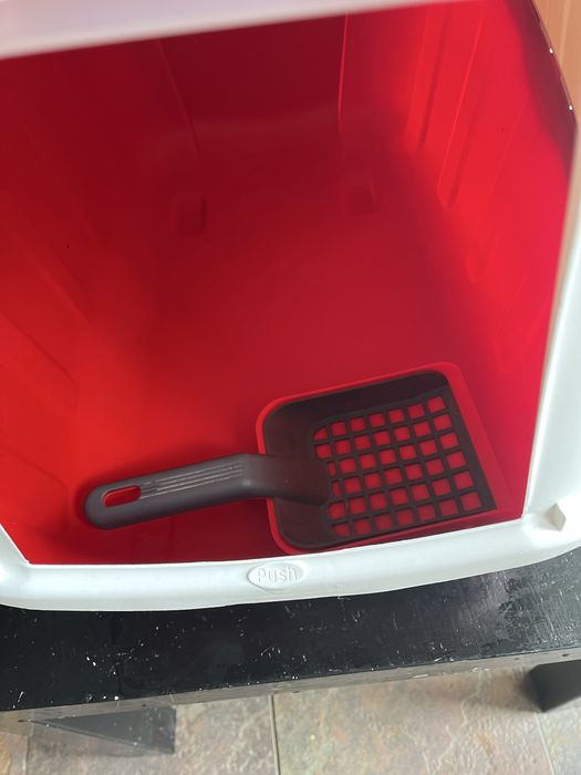 Котешка тоалетна затворена