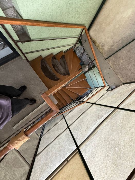 Scara metalica spirala cu trepte stejar stare  buna interior exterior
