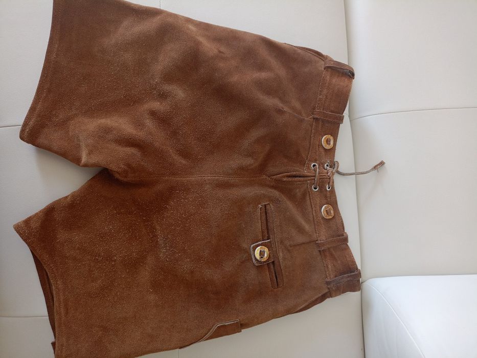 Vând pantaloni tradiționali germani din piele întoarsă, model deosebit