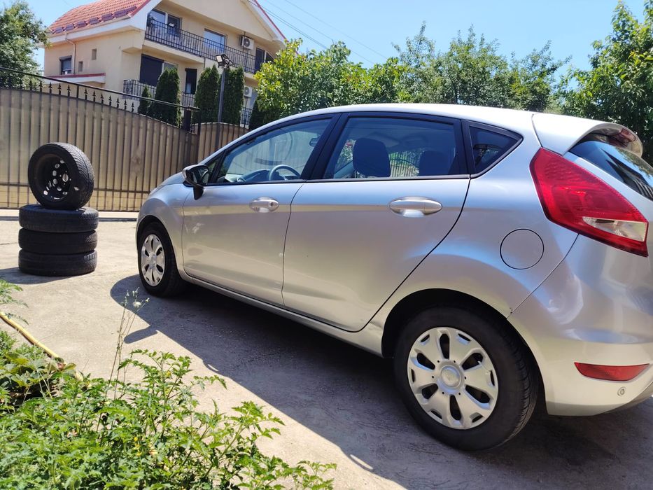 Vând Ford fiesta benzina
