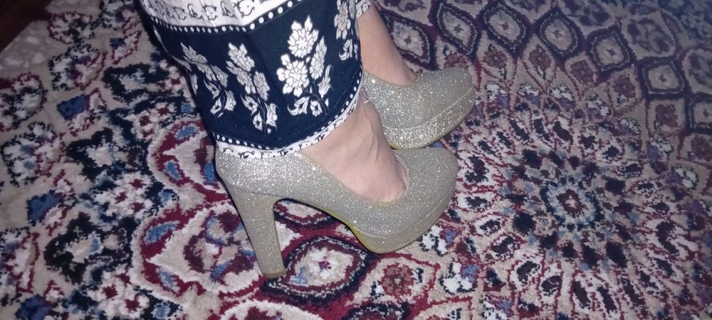 Tufli baland poshnali