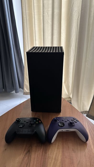Конзола Xbox Series X 1TB черна с диск слот