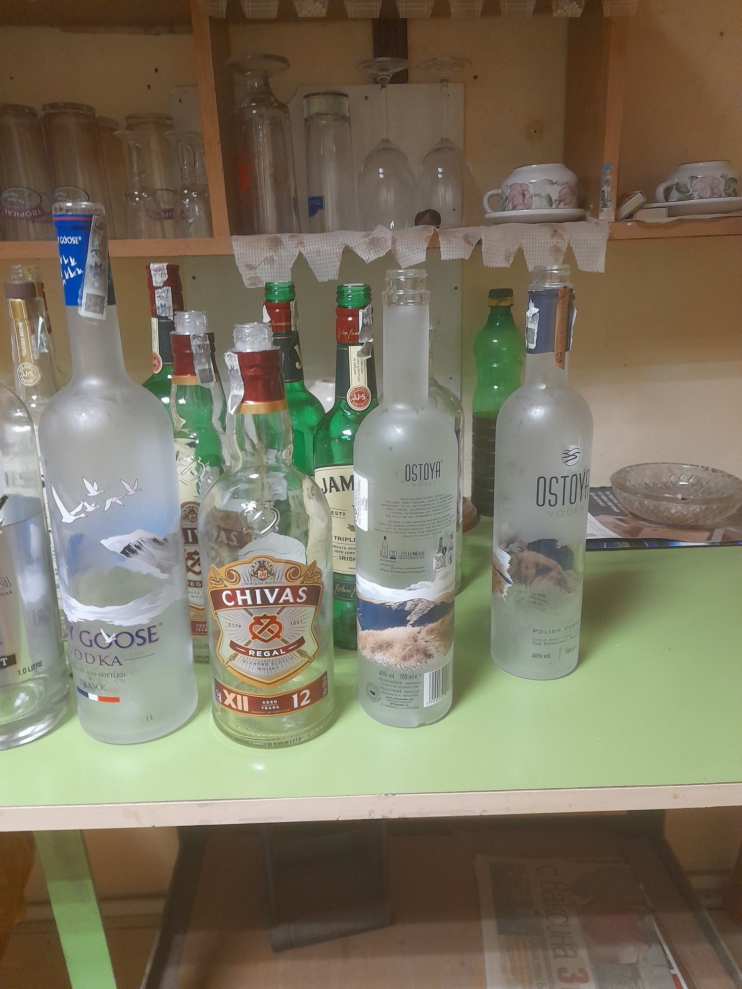 Празни бутилки от алкохол