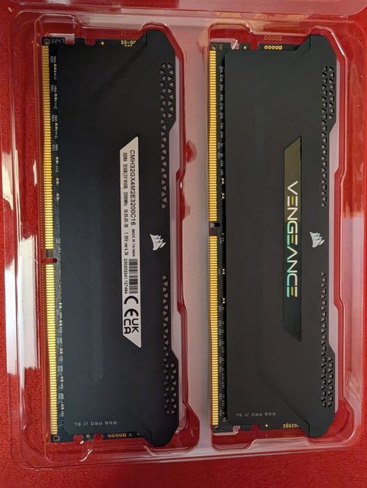 32GB (2x16GB) DDR4 RAM: Corsair Vengeance RGB PRO SL, DDR4-3200 CL16