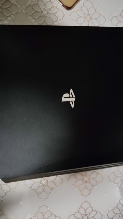 Vând/schimb PS4 cu doua manete +doua jocuri și cablurile necesare