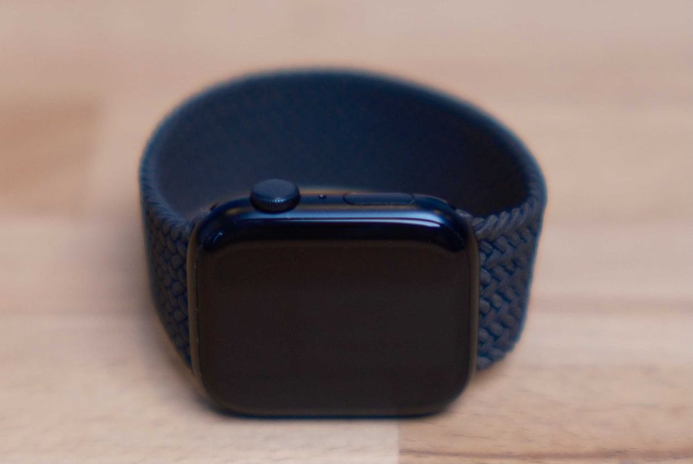 Apple Watch Series 8 + Braided Solo Loop