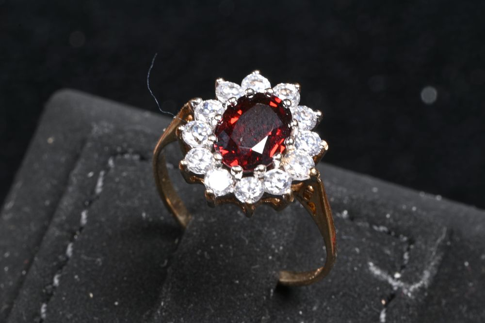 Златен Пръстен 375 ( 9к), 2.31гр, цирконий и гранат. Размер 55