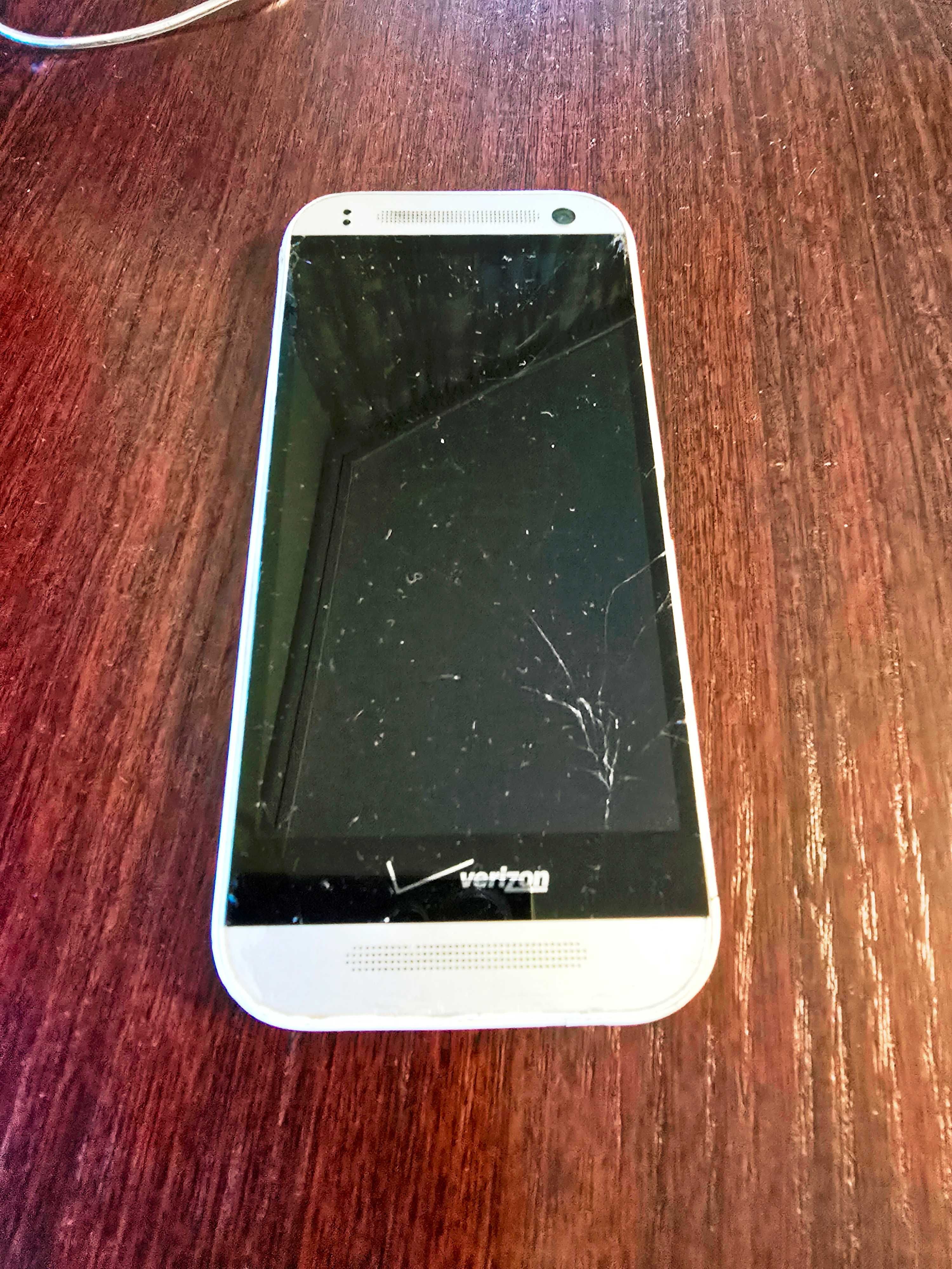 Продавам Alcatel,HTC, зарядни и хендс фри за Самсунг и кейсове