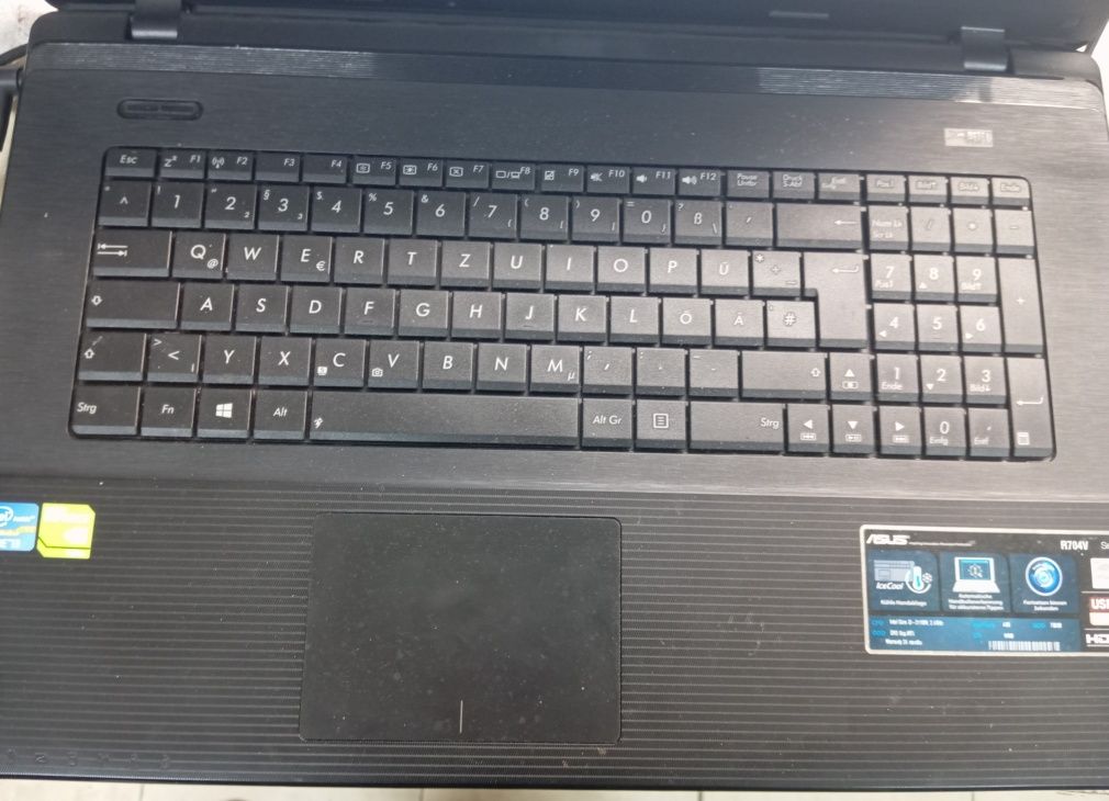 Продавам лаптоп Asus R704V
