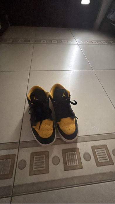Vand jordan 1 low yellow and black (ORIGINALI) marime 37,5