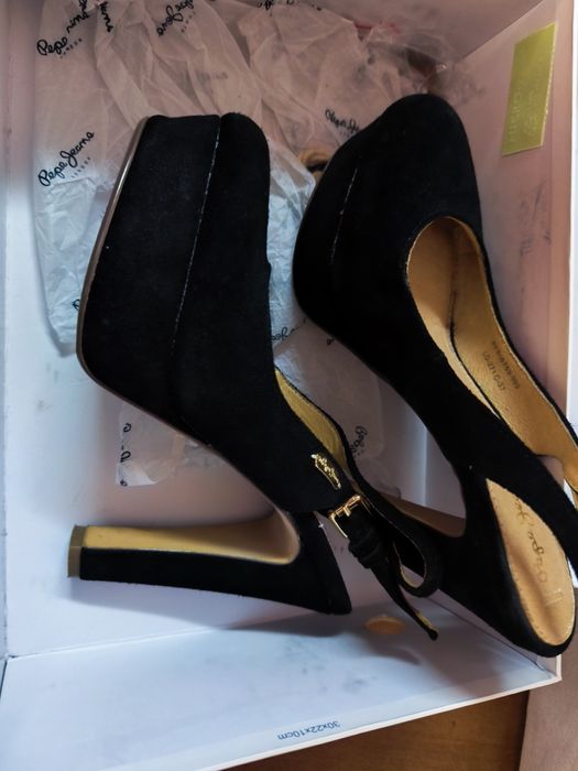 Обувки на висок ток маркови