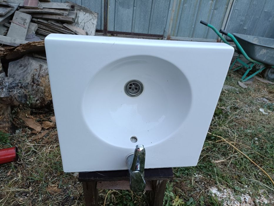Раковина 50*47 керамическая очень хорошего качества