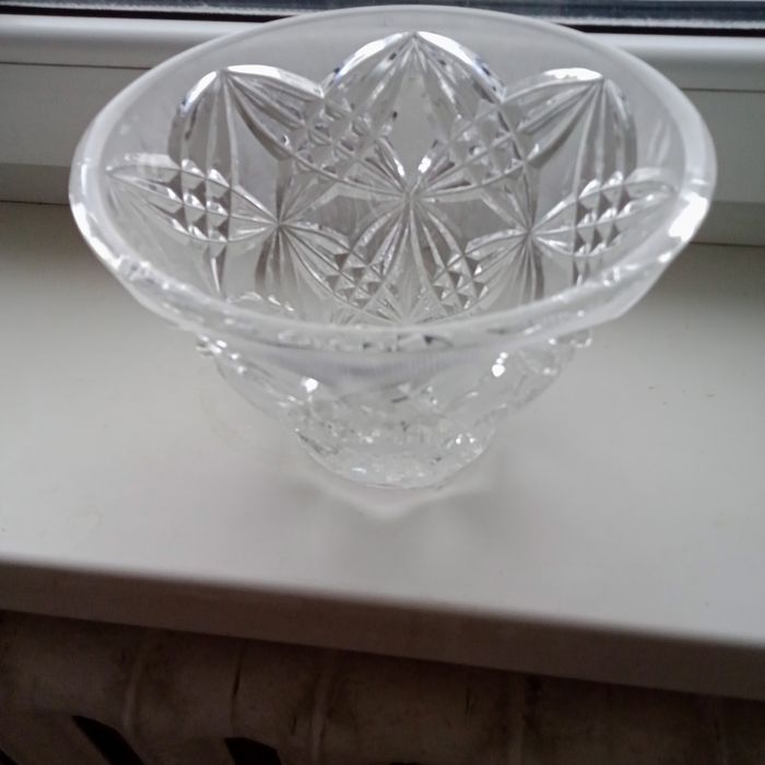 Продам хрустальную вазу  большую