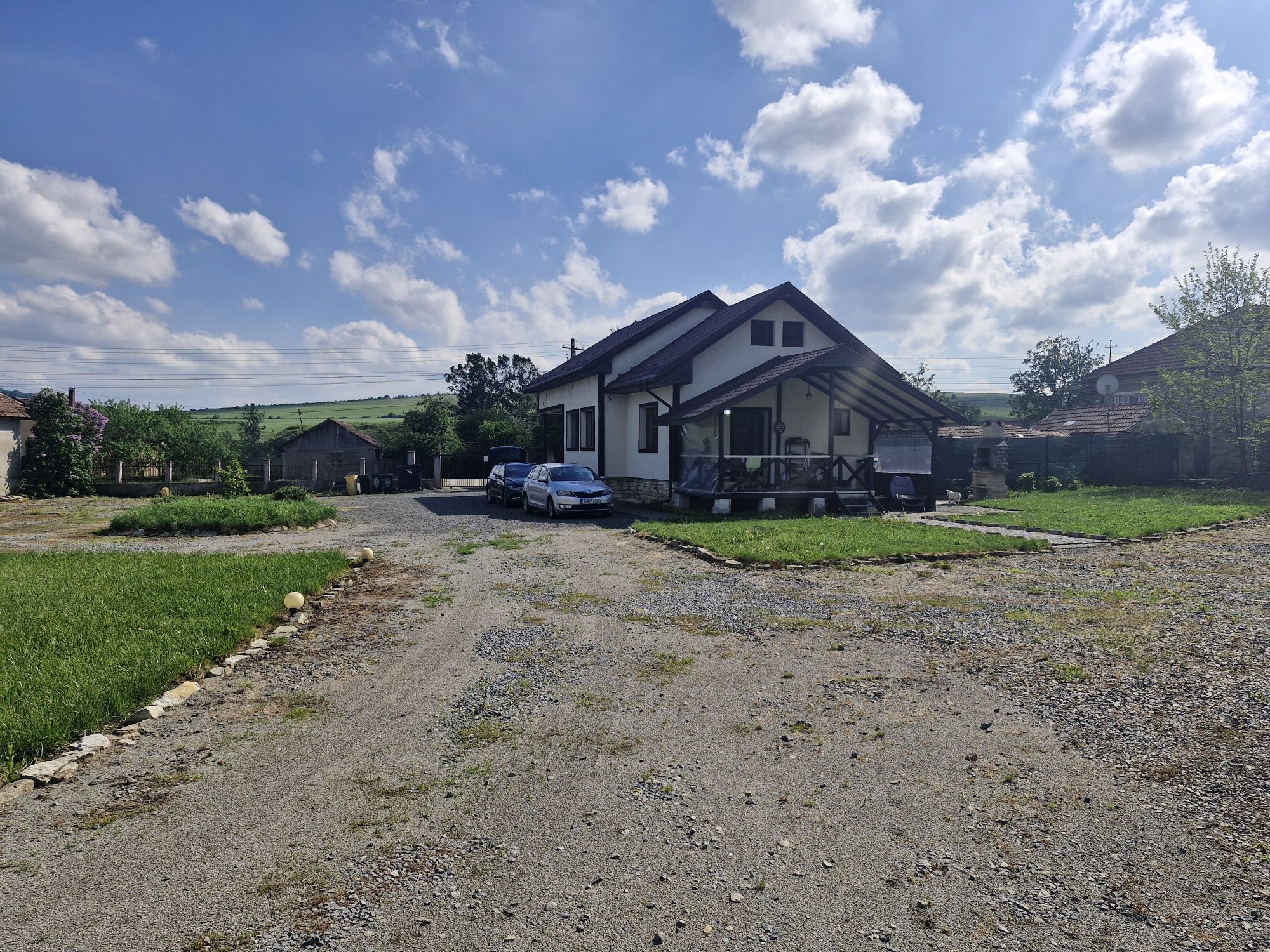 Vand Casa cu anexe