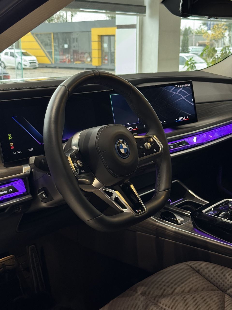 BMW I7 eDrive 50L Leading