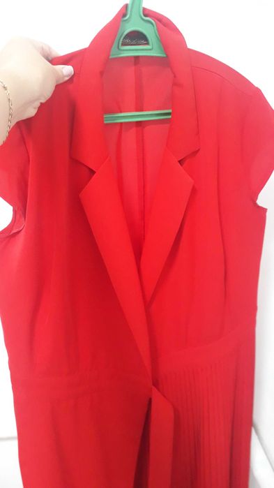 Платье красного цвета